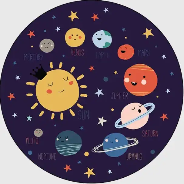 tapis-de-souris-planete-coloree-1 Illustration colorée du système solaire avec le Soleil souriant et les planètes Mercure, Vénus, Terre, Mars, Jupiter, Saturne, Uranus, Neptune et Pluton, dans un fond étoilé.