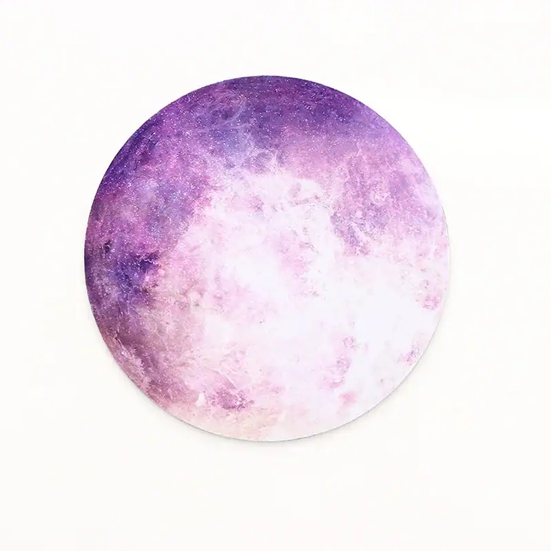 tapis-de-souris-planete-mercure-1 Illustration artistique de la lune en teintes violettes et roses, représentant une scène cosmique mystérieuse et esthétique.