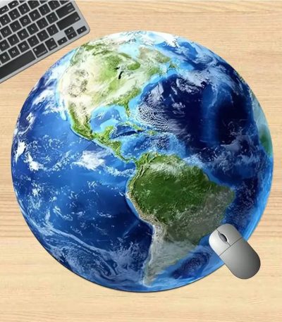 Planète Terre en 3D représentant la géographie mondiale, accompagnée d'une souris et d'un clavier sur un bureau en bois, symbolisant la connexion entre la science, la technologie et l'éducation.