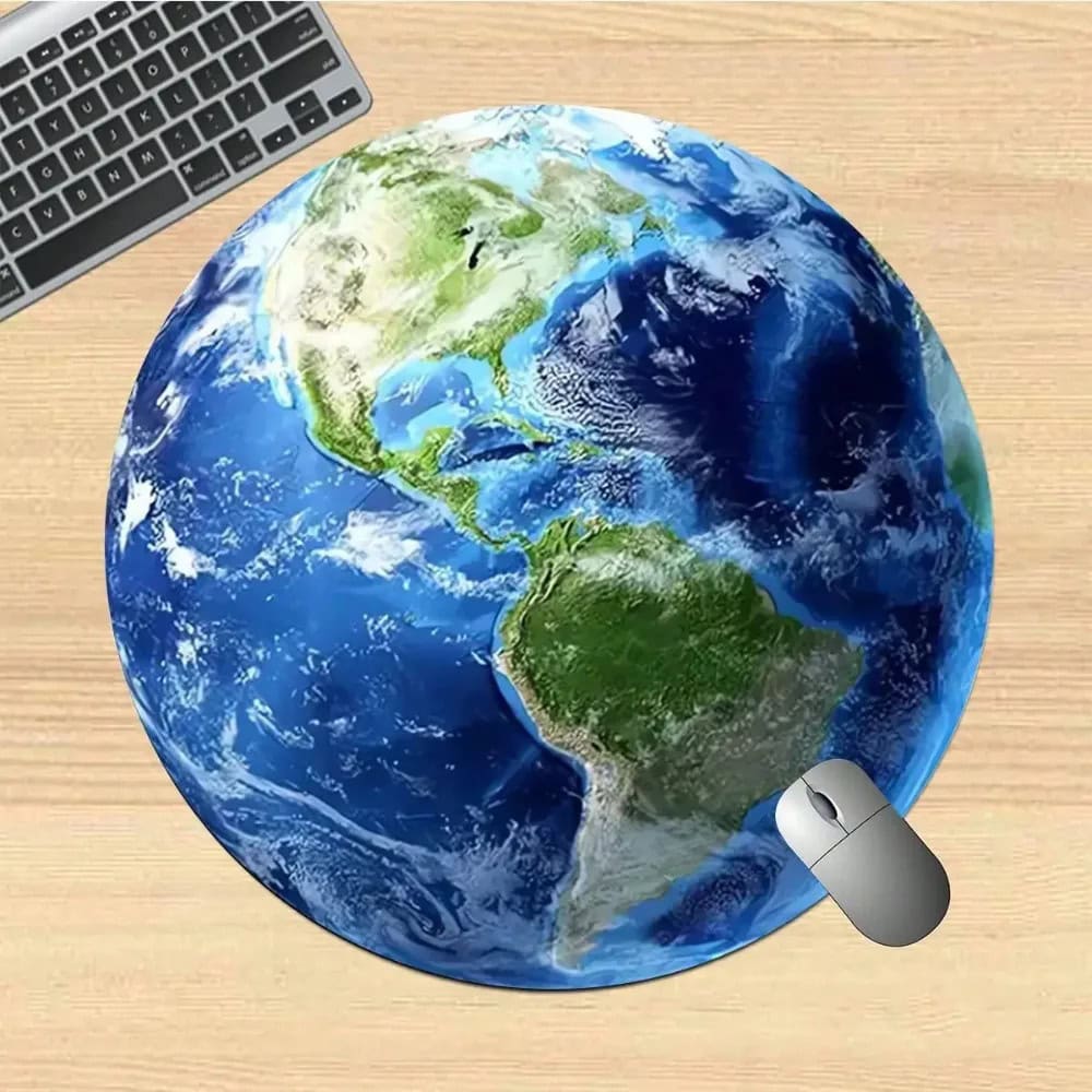 tapis-de-souris-planete-terre-1 Planète Terre en 3D représentant la géographie mondiale, accompagnée d'une souris et d'un clavier sur un bureau en bois, symbolisant la connexion entre la science, la technologie et l'éducation.