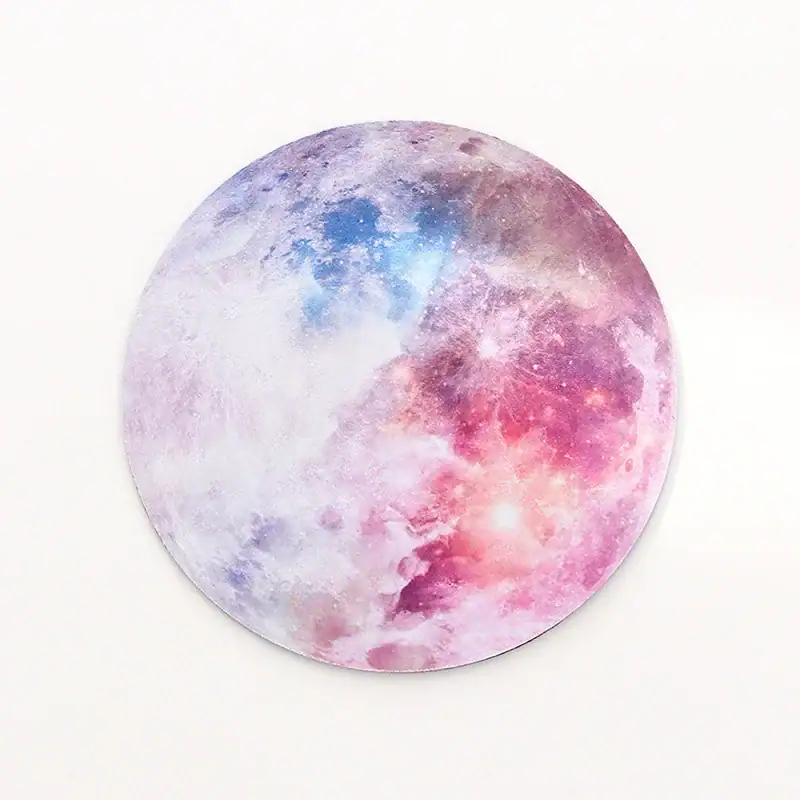 tapis-de-souris-planete-venus-1 Panneau mural représentant la lune avec des couleurs pastel roses, bleues et violettes, idéal pour la décoration d'intérieur à thème scientifique ou cosmologique.