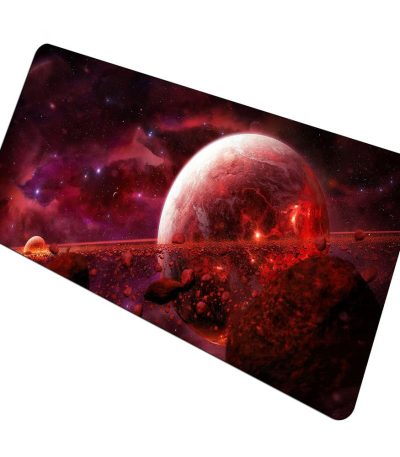 Planète rouge avec atmosphère mystérieuse et étoiles en arrière-plan, dans un décor spatial fantastique.