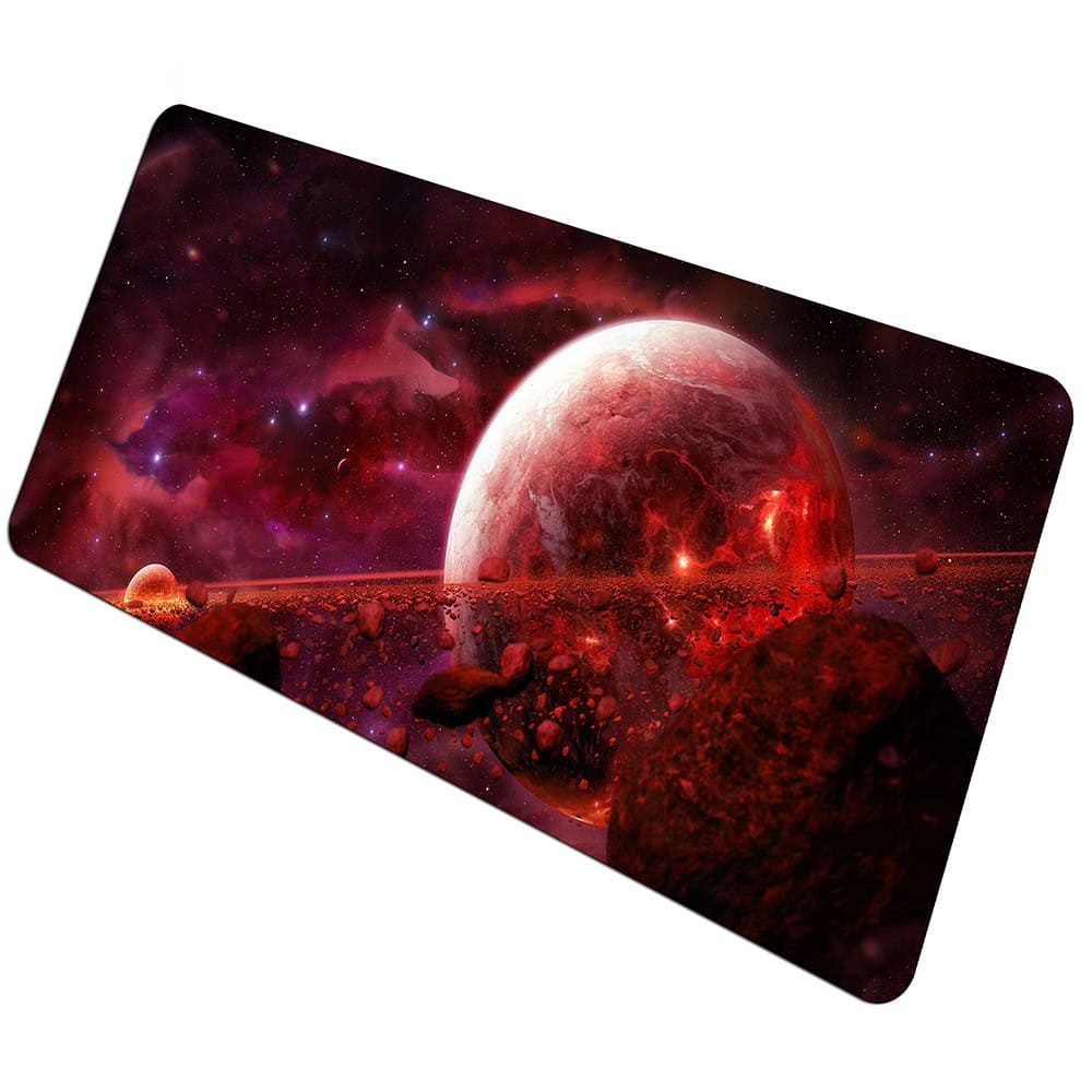 tapis-de-souris-protoplanete-1 Planète rouge avec atmosphère mystérieuse et étoiles en arrière-plan, dans un décor spatial fantastique.