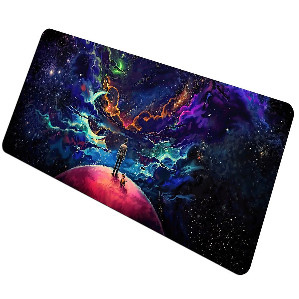 tapis-de-souris-space-art-1 Illustration d'un explorateur avec un chien sur une planète, regardant un ciel étoilé coloré et mystérieux, évoquant l'aventure et la découverte dans l'univers.