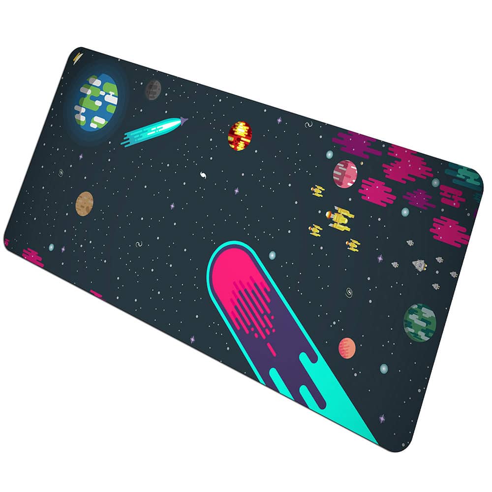 tapis-de-souris-space-pixels-1 Panneau décoratif illustrant un univers spatial avec planètes, étoiles, et vaisseau futuriste dans un style graphique vibrant.