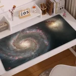 Panneau de bureau avec impression de galaxie, représentant une spirale de l'univers avec des étoiles et des nébuleuses.