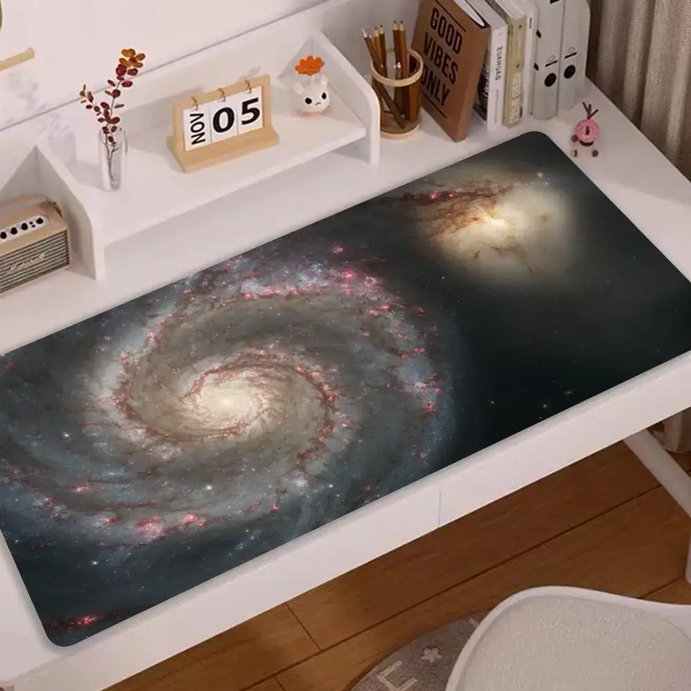 tapis-de-souris-spirale-galactique-1 Panneau de bureau avec impression de galaxie, représentant une spirale de l'univers avec des étoiles et des nébuleuses.