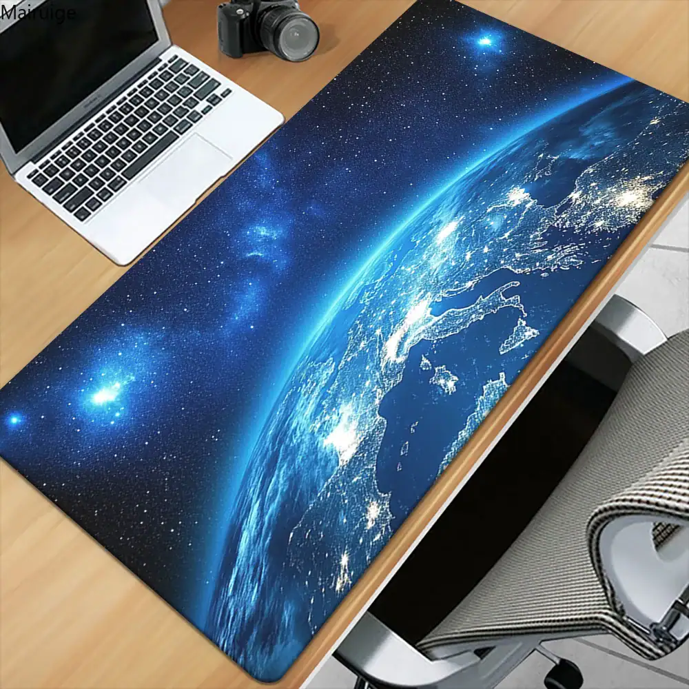 tapis-de-souris-terre-dans-lespace-1 Tapis de bureau représentant une vue réaliste de la Terre vue de l'espace, avec des détails lumineux des continents et des océans, idéal pour une décoration scientifique ou pour les amateurs d'astrono.