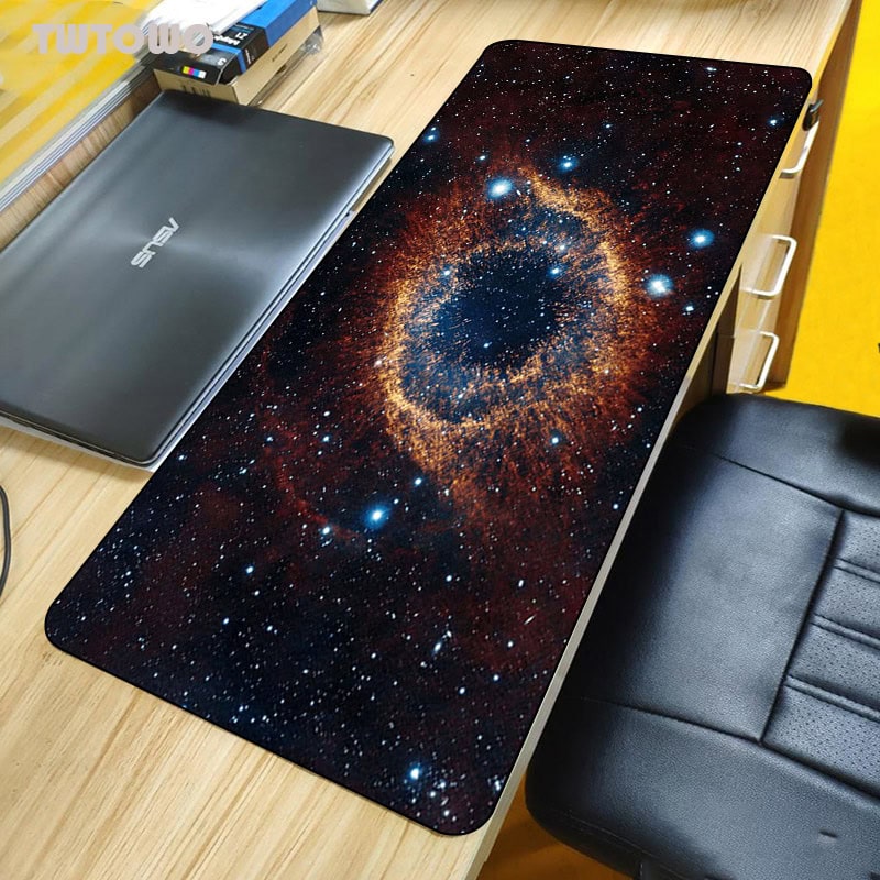 tapis-de-souris-trou-noir-1 Tapis de bureau avec motif galaxie, représentant une image de l'univers avec des étoiles et une nébuleuse, idéal pour décoration scientifique ou espace.