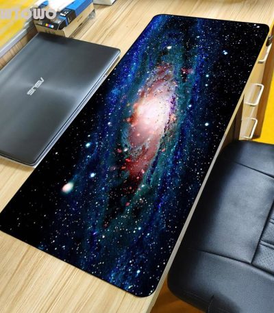 Tapis de bureau galaxie cosmos.