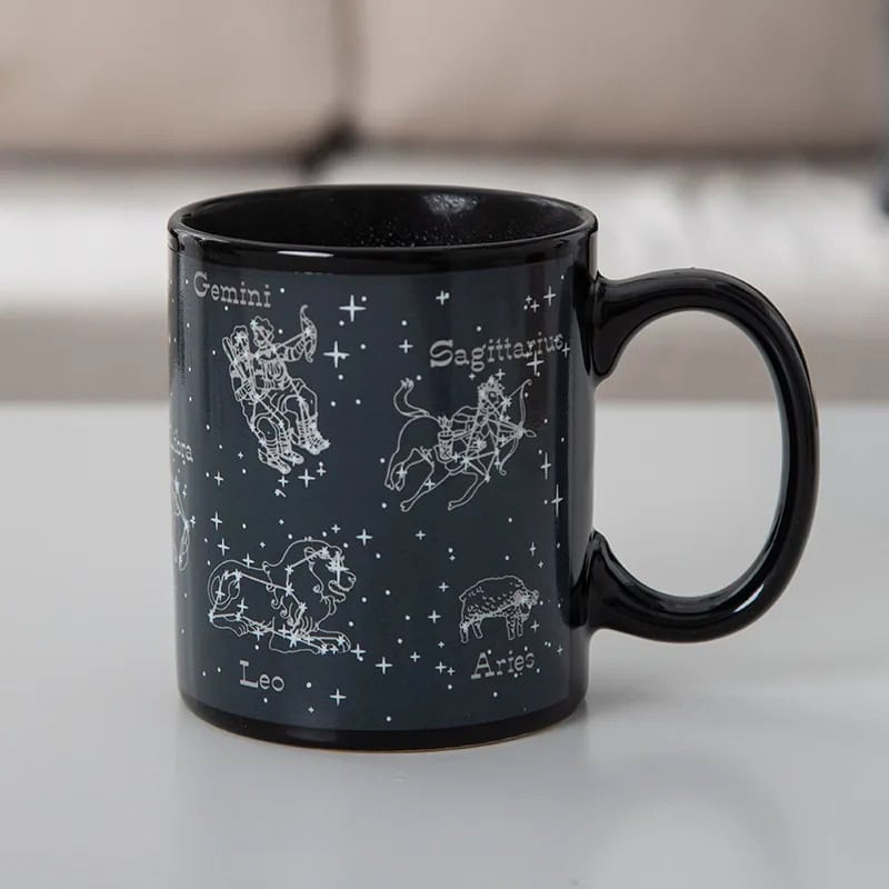tasse-a-cafe-ciel-etoile-1 Mug en céramique noir avec illustrations des constellations du zodiaque : Gémeaux, Sagittaire, Lion, Bélier, et plus, avec noms en français.