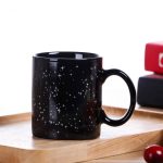 Mug noir avec motif de constellation d'étoiles blanches, parfait pour les amateurs d'astronomie et de décoration scientifique.