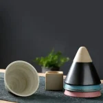 Vases en céramique de différentes formes et couleurs, parfaits pour la décoration intérieure ou comme objets de collection.