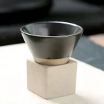 Balayette en acier inoxydable avec socle en bois pour la décoration scientifique.