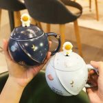 Tasses à thé avec motif planétaire, décorations de style cosmique, parfaites pour les amateurs d'astronomie et de décoration intérieure.