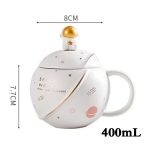 Tasse à thé en forme de planète avec couvercle décoratif d'astronaute, idéale pour les amateurs d'espace et de science, capacité de 400 mL, design original et ludique.