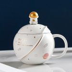 Vase décoratif en forme de planète avec couvercle étoilé, idéal pour la décoration de style spatial ou scientifique. Parfait pour ajouter une touche cosmique à votre intérieur ou bureau.