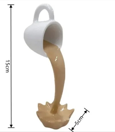 Petite tasse blanche versant un liquide beige simulant un phénomène scientifique, mesurant 15 cm de haut et 5 cm de large.