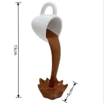Petite tasse blanche versant du chocolat liquide, créant une fontaine de chocolat miniature, idéale pour décoration ou dégustation gourmande.