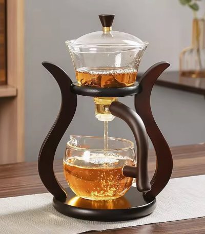 Tasse à thé en verre avec infuseur et support en bois, idéale pour infuser des thés ou infusions, élégante et pratique pour une dégustation raffinée.