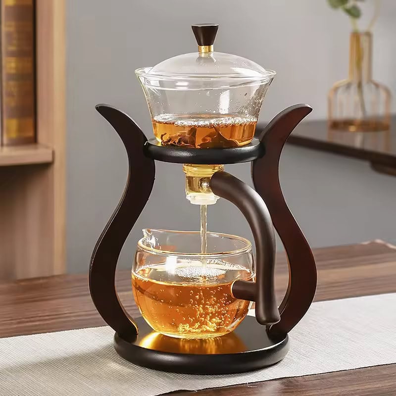 theiere-originale-magnetique-1 Tasse à thé en verre avec infuseur et support en bois, idéale pour infuser des thés ou infusions, élégante et pratique pour une dégustation raffinée.