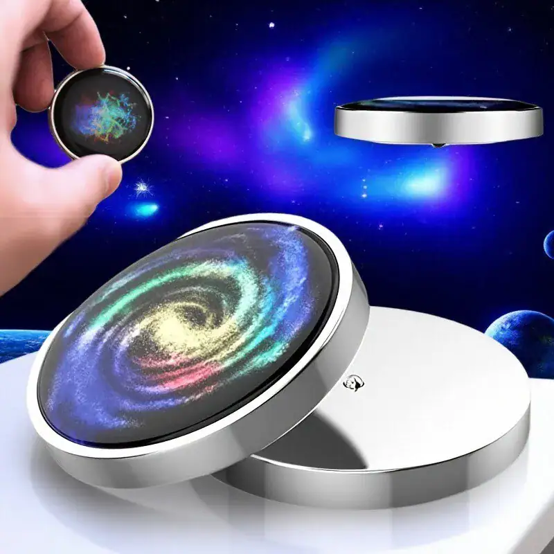 toupie-gyro-anti-stress-galactique-1 Hologramme de galaxie en rotation avec effets lumineux colorés, présenté dans un environnement spatial futuriste.