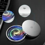 Porte-clés en métal avec effet arc-en-ciel, inspiré par la science et la cosmologie, parfait pour les amateurs de science et de décoration.