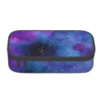 Pochette Galaxy avec motif cosmique, étoiles et nébuleuses, idéale pour ranger stylos, maquillage ou petits objets.