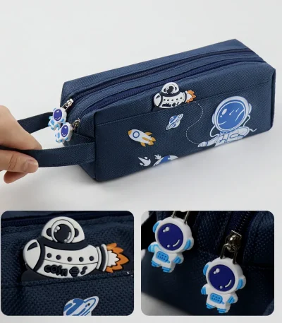 Pochette de rangement en tissu bleu marine avec motifs astronautes, fusées et planètes, idéale pour les fournitures scolaires ou accessoires.