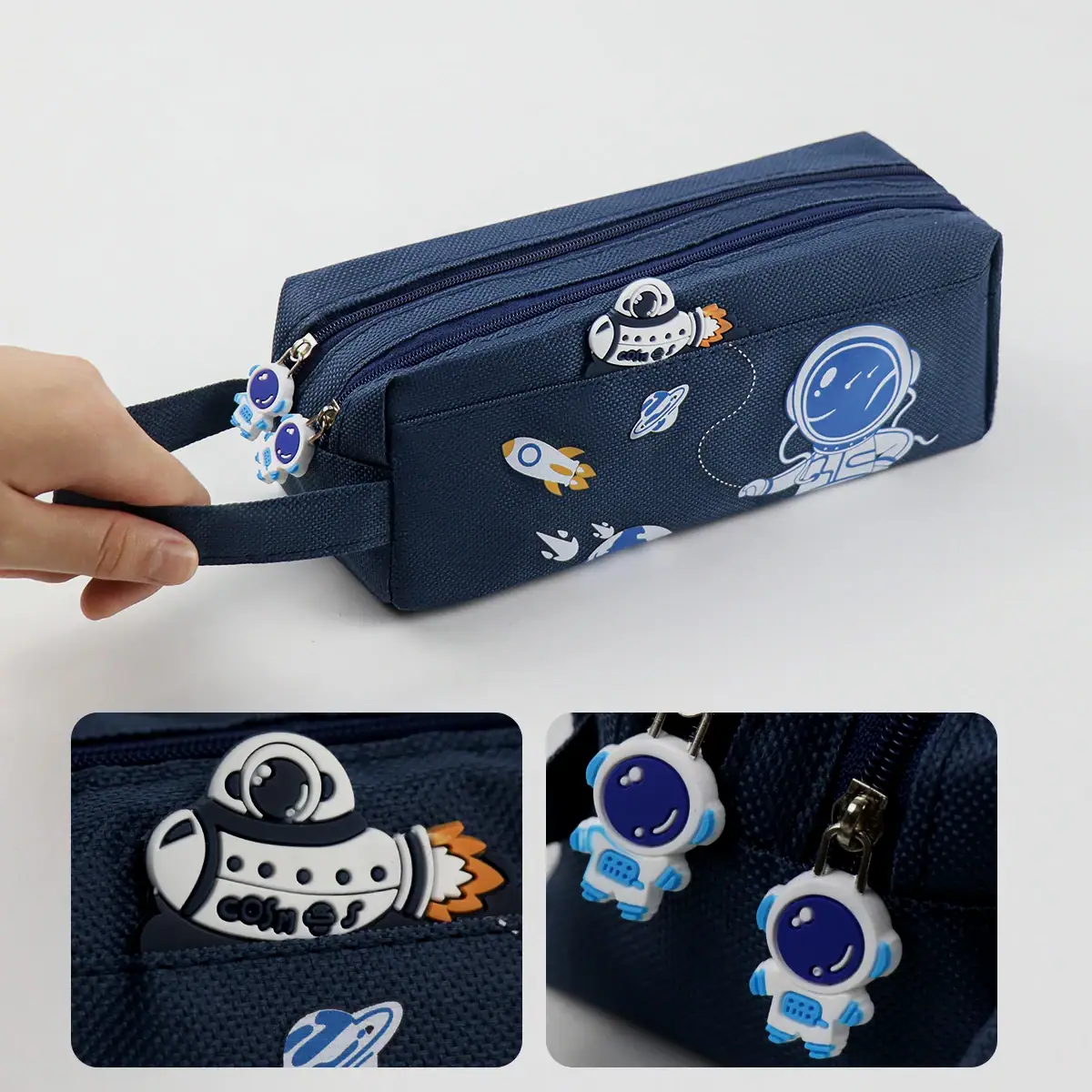 trousse-crayons-espace-1 Pochette de rangement en tissu bleu marine avec motifs astronautes, fusées et planètes, idéale pour les fournitures scolaires ou accessoires.