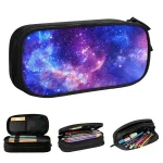 Étui à crayons avec motif galaxie et étoiles, parfait pour la décoration scientifique et la papeterie.