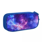 Pochette d'école avec motif galaxie étoilée, idéale pour ranger fournitures scolaires. Design coloré représentant un ciel étoilé avec des nuances de violet, bleu et rose.