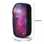 Pochette d'école avec motif galaxie, idéale pour ranger stylos, crayons et petits accessoires. Design spacieux et pratique, parfait pour étudiants et amateurs d'astronomie.