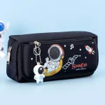 Sac à crayons d'espace avec un astronaute, fusée et éléments cosmiques, idéal pour la décoration ou la papeterie pour enfants et amateurs d'astronomie.