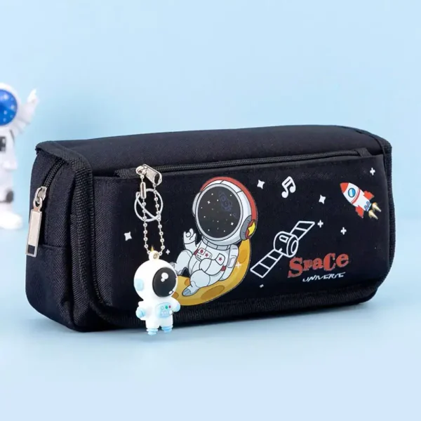 Sac à crayons d'espace avec un astronaute, fusée et éléments cosmiques, idéal pour la décoration ou la papeterie pour enfants et amateurs d'astronomie.