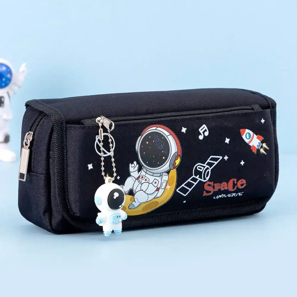 trousse-portefeuille-cosmos-1 Sac à crayons d'espace avec un astronaute, fusée et éléments cosmiques, idéal pour la décoration ou la papeterie pour enfants et amateurs d'astronomie.