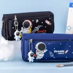 Sac à dos enfant thème espace avec astronautes, fusées et étoiles, parfait pour les jeunes passionnés d'astronomie et d'exploration spatiale.