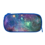 Pochette d'école avec motif galaxie étoilée, idéale pour ranger fournitures scolaires. Design coloré représentant un ciel étoilé avec des nuances de bleu, vert et violet. Parfaite pour les amateurs d'.