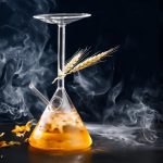 Accessoire scientifique décoratif avec fumée et épis de blé pour décoration de science.