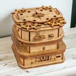 Horloge en bois vintage avec engrenages et mécanismes, décoration scientifique en bois, pièce artisanale pour collection ou décoration intérieure.