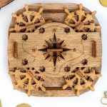 Boussole en bois avec engrenages et décorations inspirées de la science, idéale pour la décoration de bureau ou d'étagère, apportant une touche vintage et scientifique.