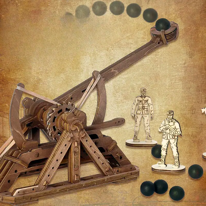 catapulte-da-vinci-1 Panneau de jeu de physique avec un mécanisme en bois et des billes noires, illustrant un principe de mouvement et de gravité.