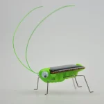 Objet scientifique lumineux en forme de grillon vert avec antennes lumineuses et pattes métalliques.