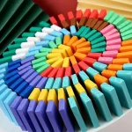 Pyramide de craies colorées pour tableau noir, idéale pour l'enseignement et la décoration éducative. Craies en différentes couleurs disposées en spirale pour un effet visuel attrayant.