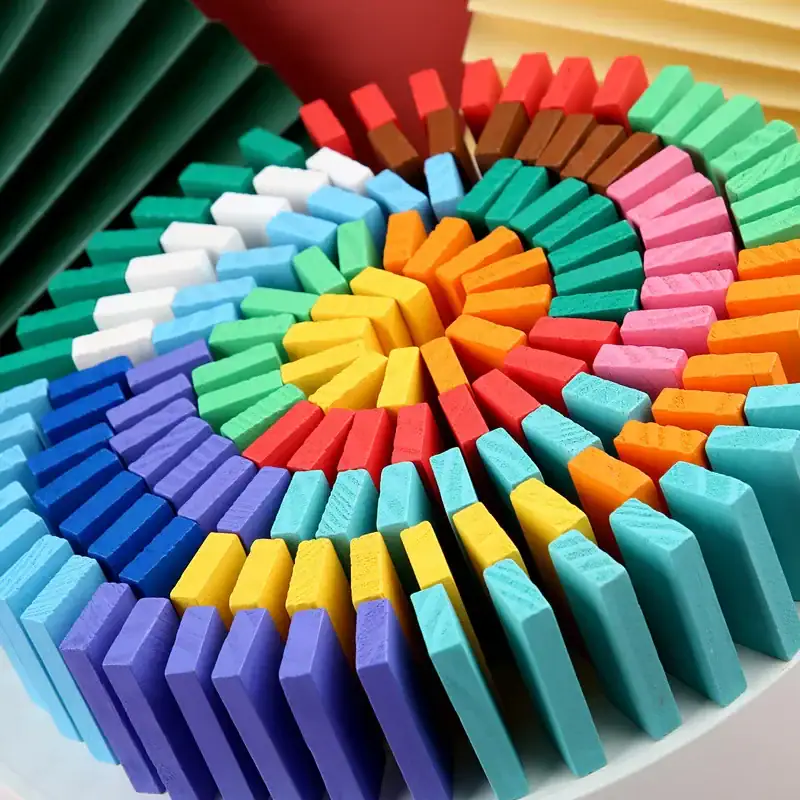 jeu-de-domino-en-bois-1 Pyramide de craies colorées pour tableau noir, idéale pour l'enseignement et la décoration éducative. Craies en différentes couleurs disposées en spirale pour un effet visuel attrayant.