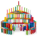 Pyramide de blocs en bois colorés pour enfants, idéale pour développer la motricité et la créativité. Structure ludique et éducative pour les jeunes enfants.