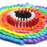 Puzzle en forme de cœur composé de blocs colorés, créant un motif vibrant et ludique. Parfait pour la décoration ou comme objet scientifique éducatif.