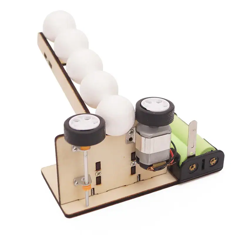 jeu-lance-balle-diy-1 Modèle de balleur de Newton en bois avec moteur électrique et balles en mousse blanches, idéal pour expériences scientifiques éducatives.