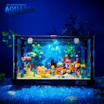 Vitrine d'aquarium marin coloré avec des poissons, des plantes et des éléments décoratifs, idéale pour une décoration scientifique ou éducative.