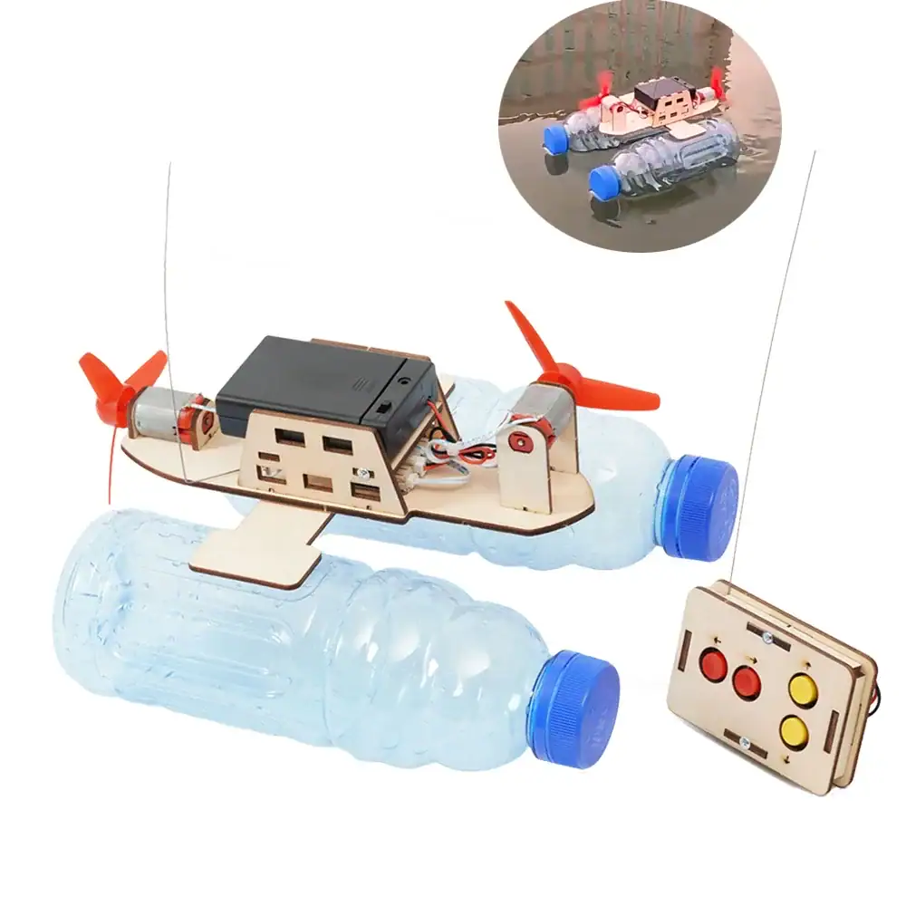 jouet-bateau-bois-diy-1 Modèle de périscope à eau fait maison avec moteur, contrôleur et bouteilles en plastique, idéal pour projets éducatifs et expériences scientifiques.